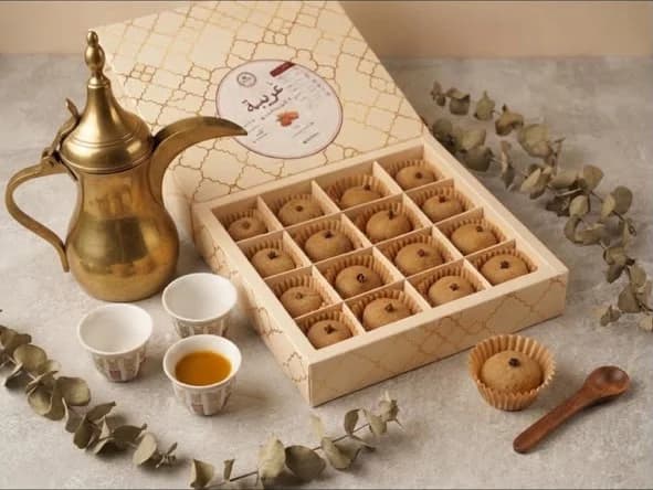 صندوق غريبة مع دلة قهوة