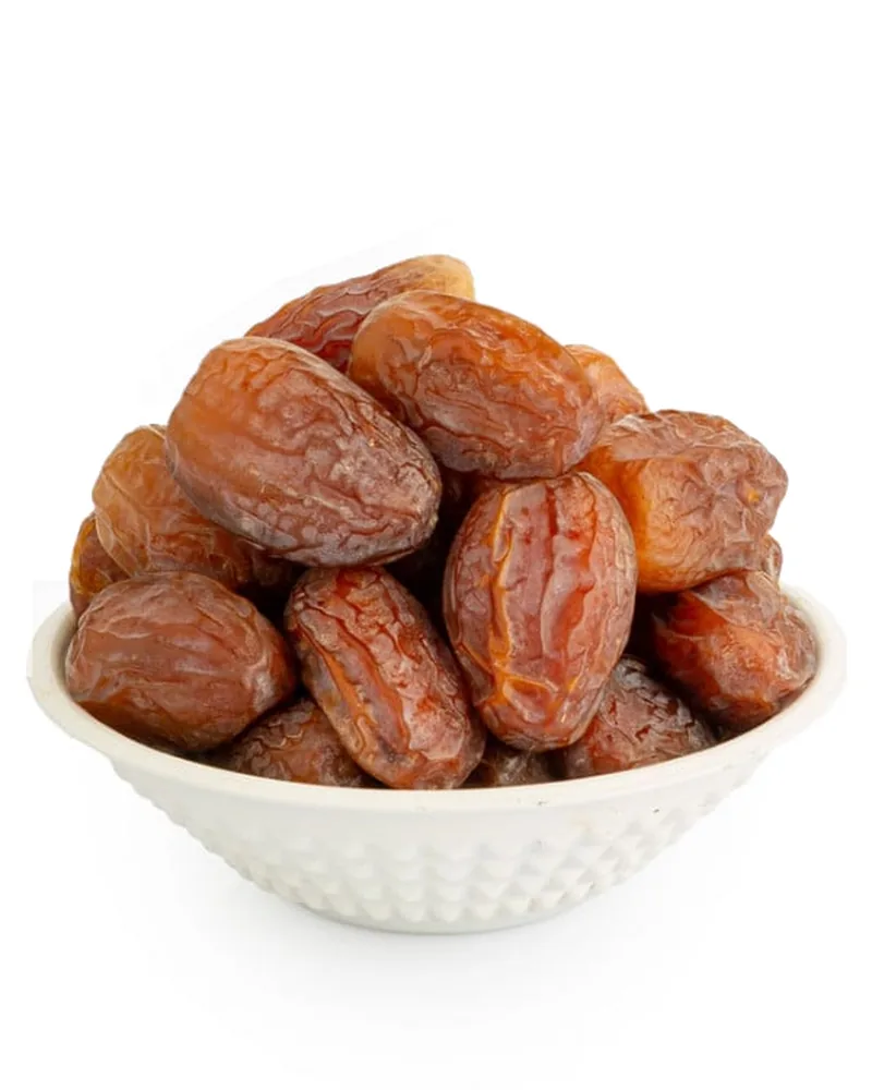 حبات مجدول ملكي كبيرة في صحن أبيض