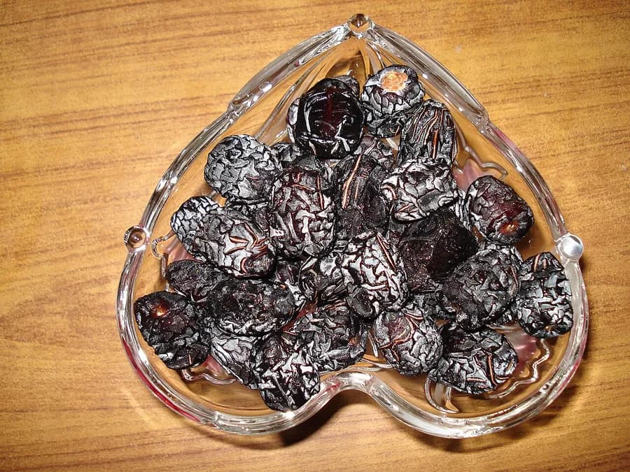 تمر عجوة في صحن زجاج